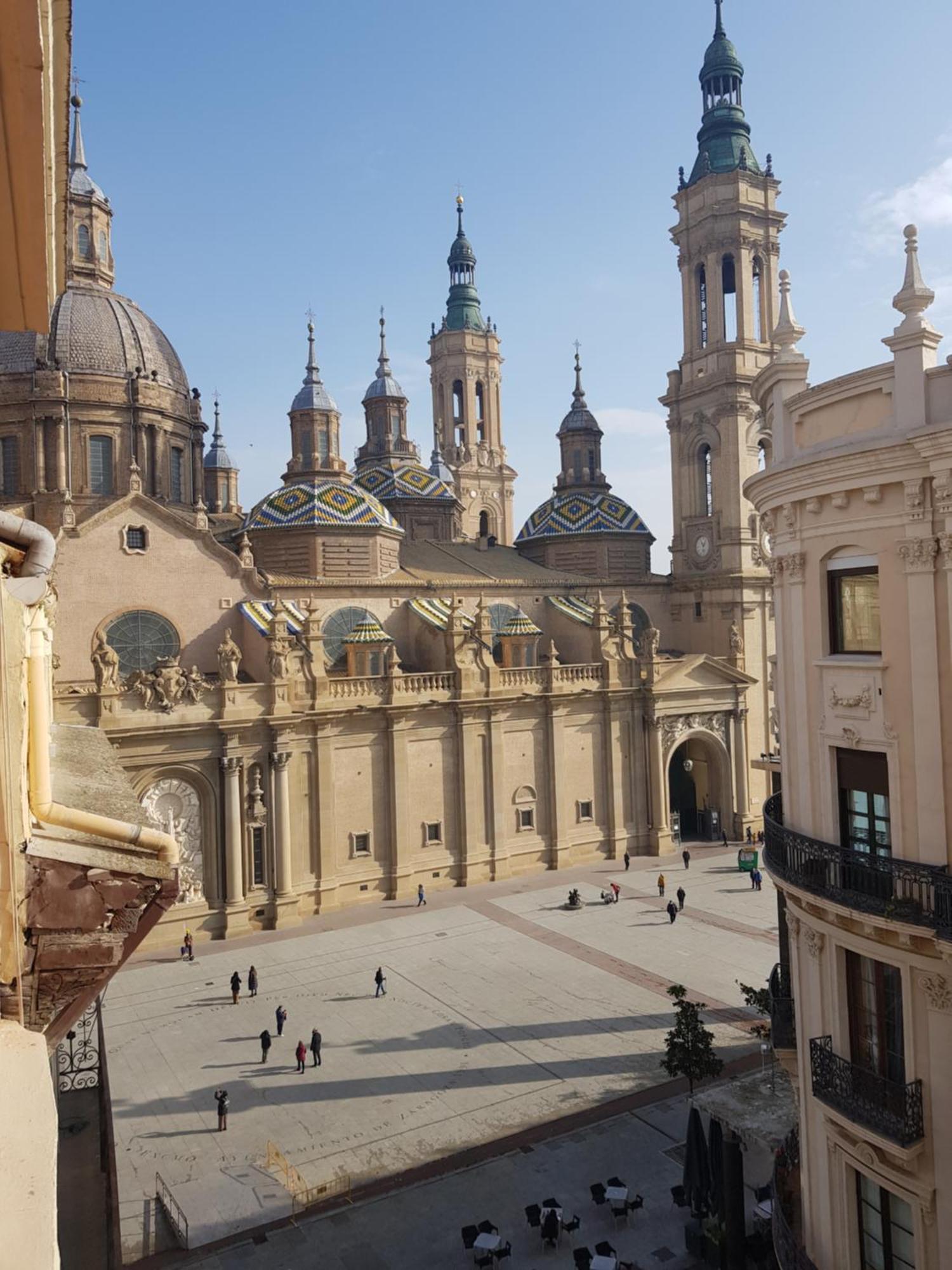 El Balcon De Pilar Apartment Zaragoza Bilik gambar